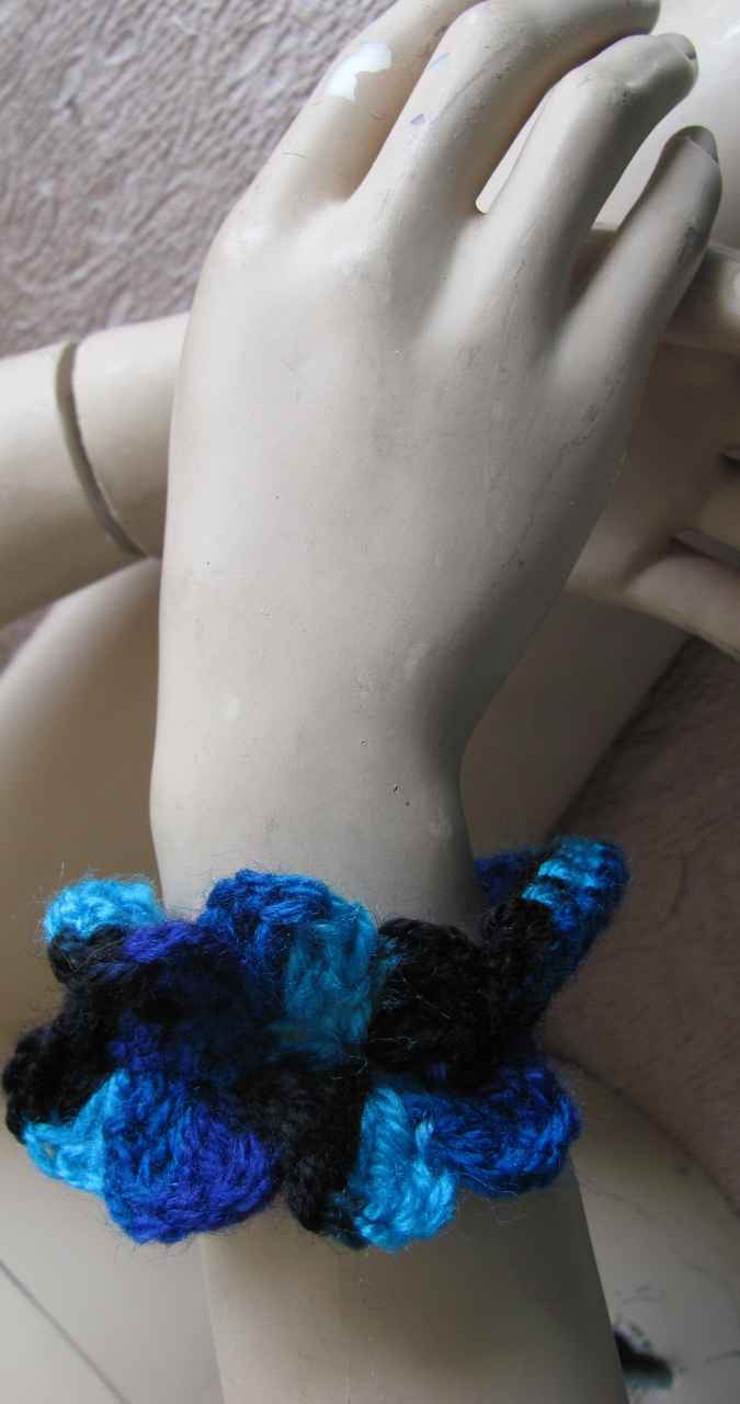 large image of art item: accessory &ndash; bracelet black blue