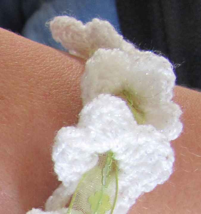 large image of art item: accessory &ndash; bracelet flowers white