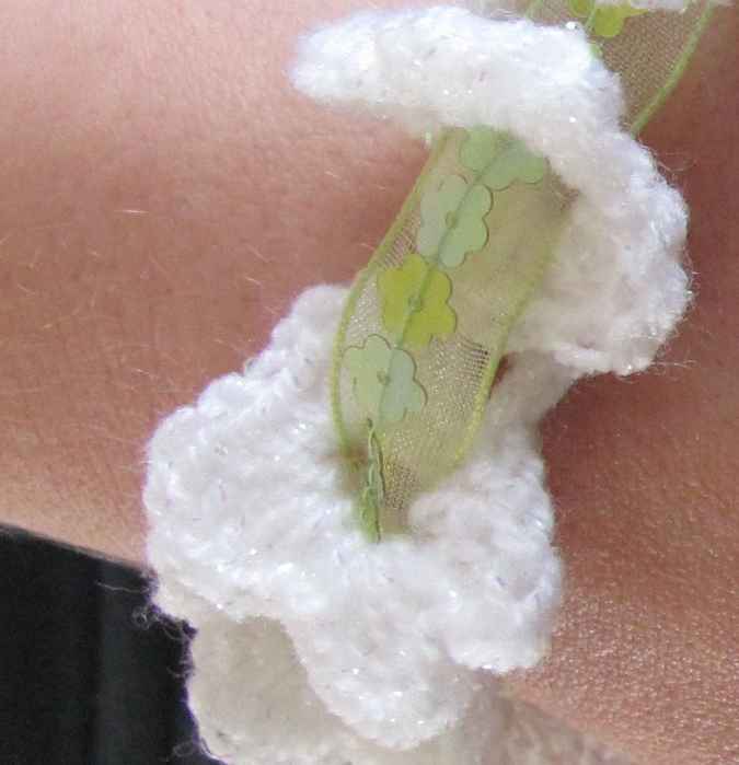 large image of art item: accessory &ndash; bracelet flowers white