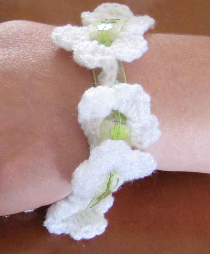 large image of art item: accessory &ndash; bracelet flowers white