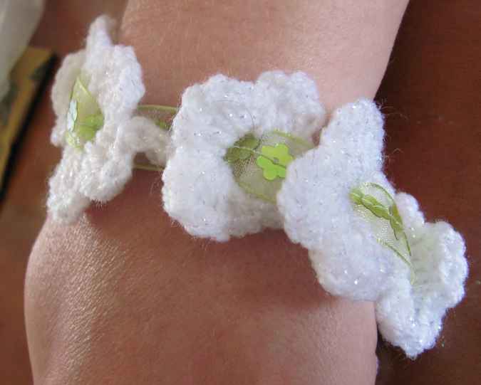 large image of art item: accessory &ndash; bracelet flowers white