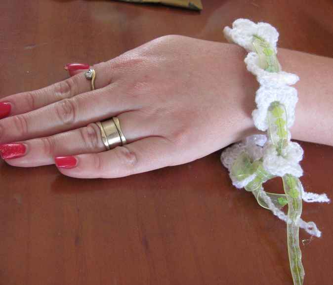 large image of art item: accessory &ndash; bracelet flowers white