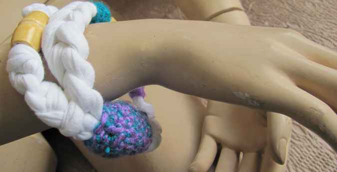 large image of art item: accessory &ndash; bracelet white purple