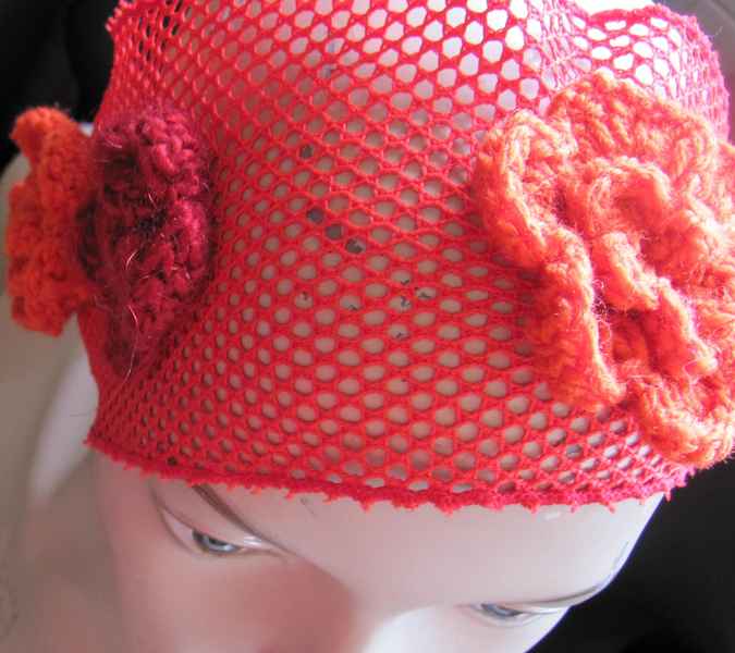 large image of art item: accessory &ndash; hat red crochet flower