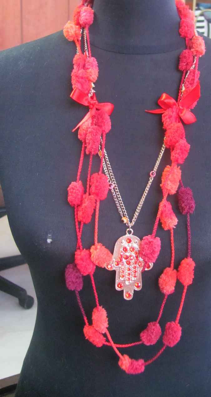 large image of art item: accessory &ndash; ponpons red