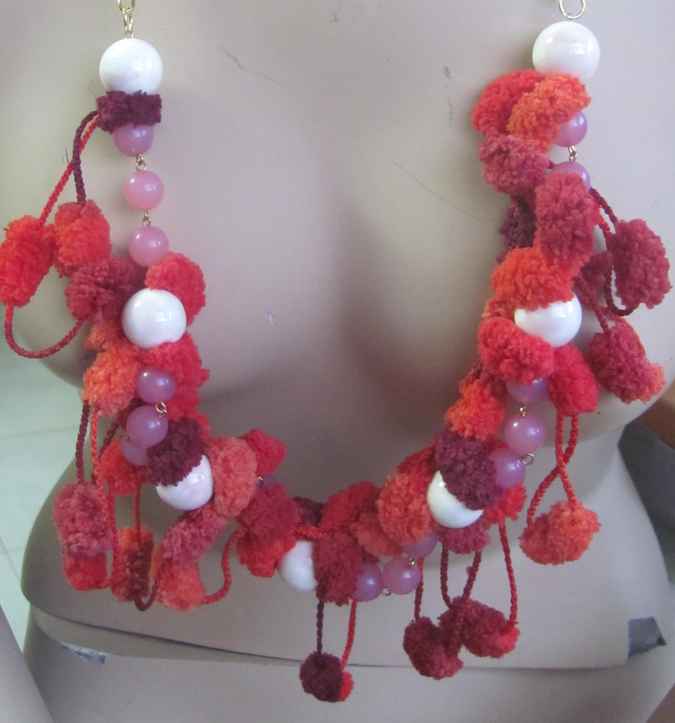 large image of art item: accessory &ndash; ponpons red white golden chain