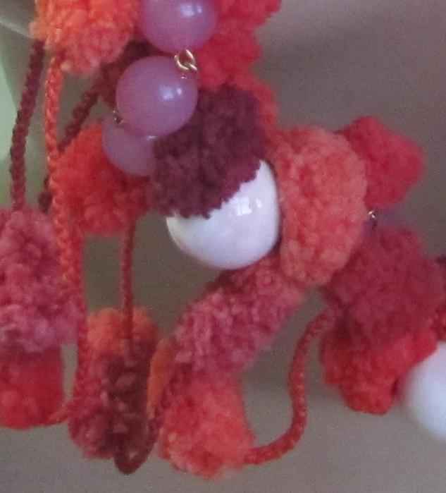 large image of art item: accessory &ndash; ponpons red white golden chain