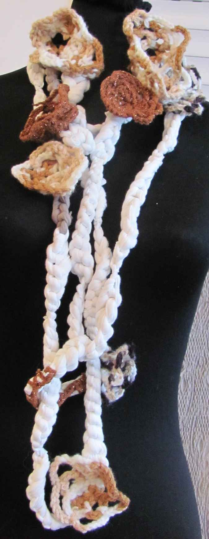 large image of art item: accessory &ndash; chestpiece necklace crochet white flowers crochet