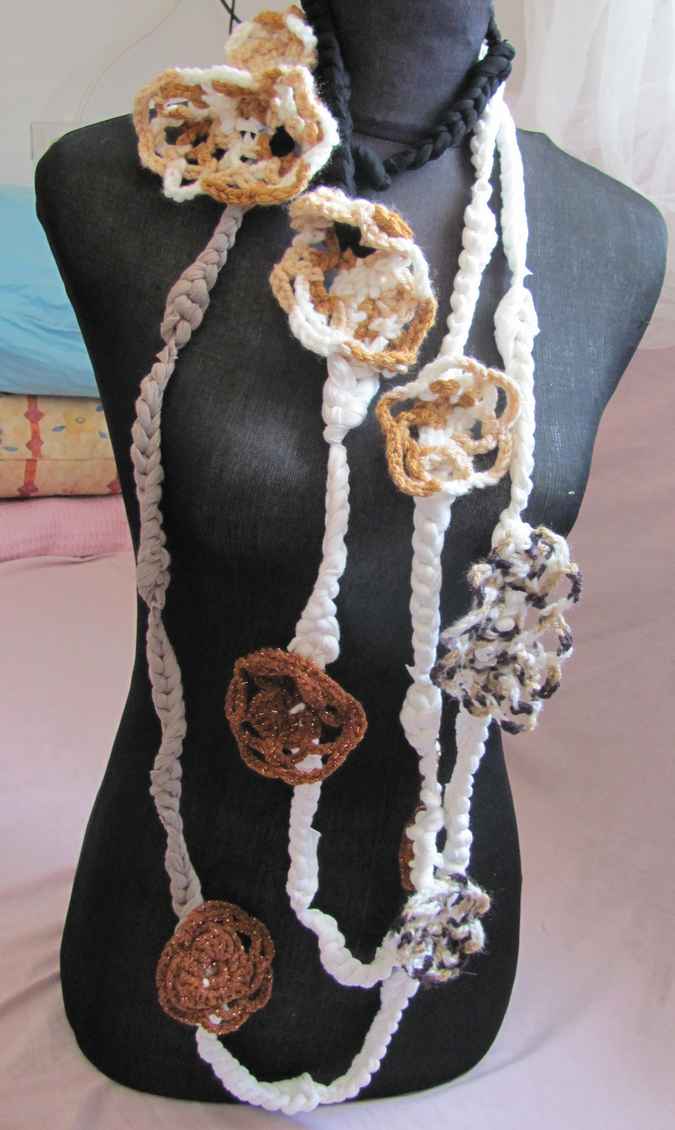 large image of art item: accessory &ndash; chestpiece necklace crochet white flowers crochet