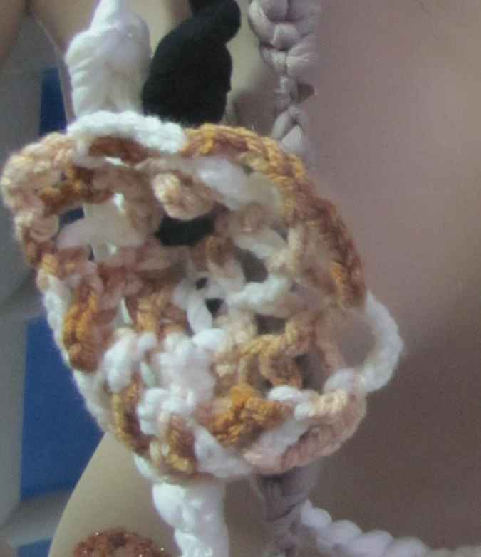 large image of art item: accessory &ndash; chestpiece necklace crochet white flowers crochet