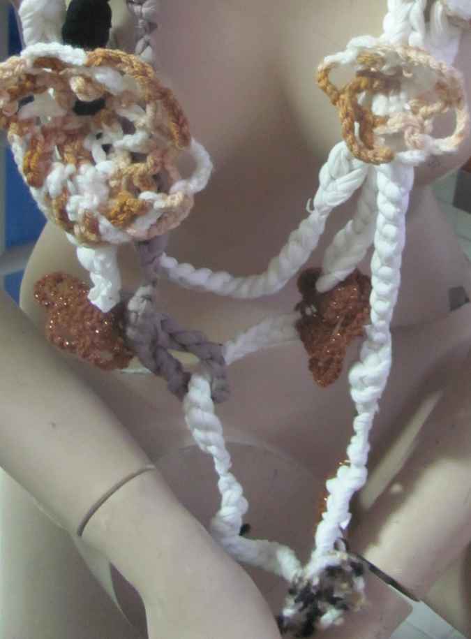 large image of art item: accessory &ndash; chestpiece necklace crochet white flowers crochet