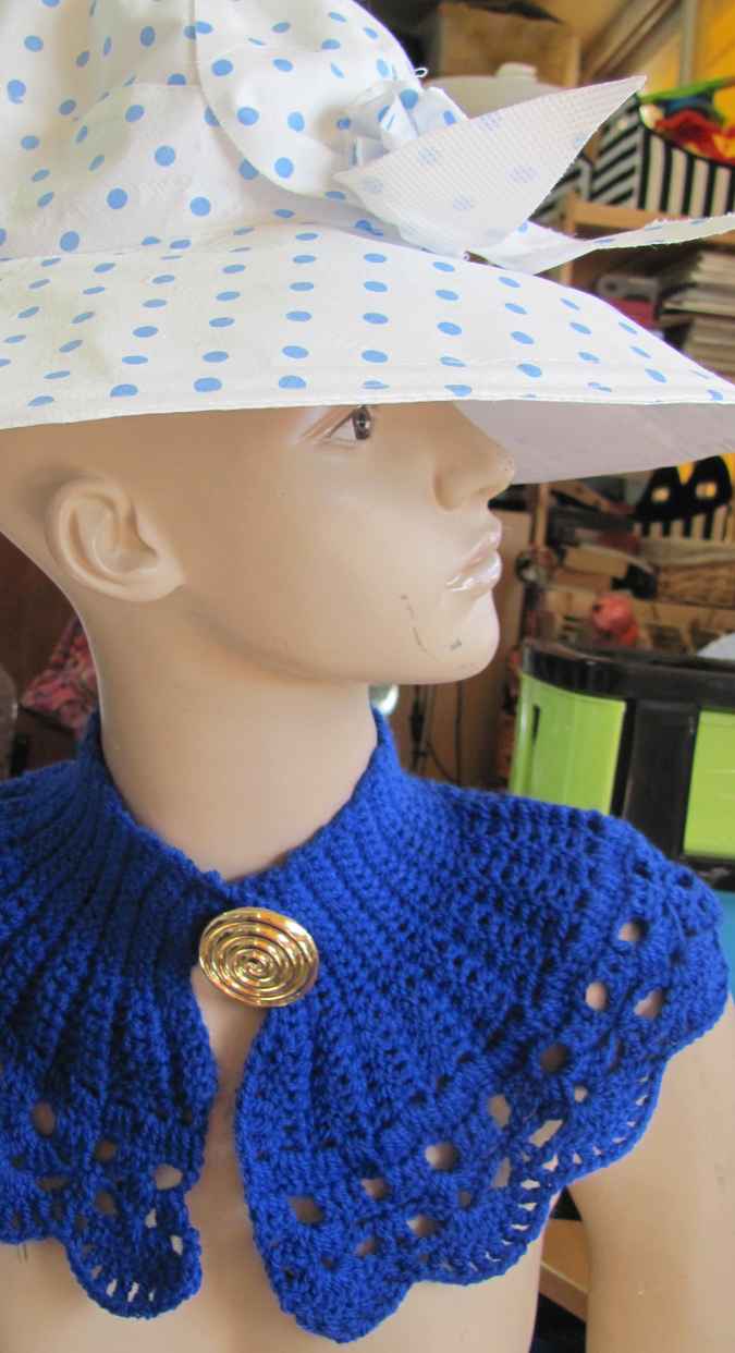 large image of art item: accessory &ndash; capeletblue button gold