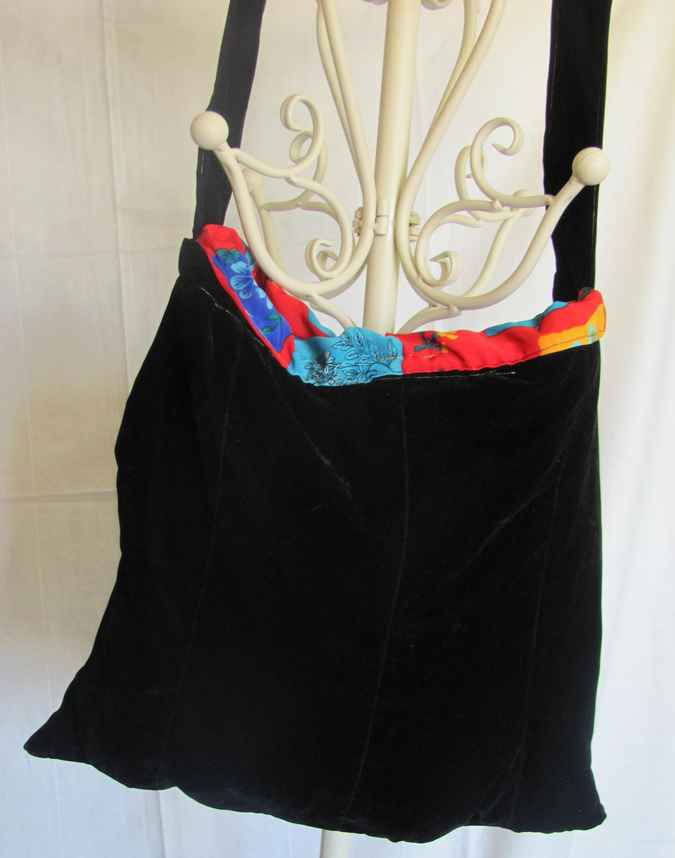 large image of art item: bag &ndash; black buttons flower red cyan