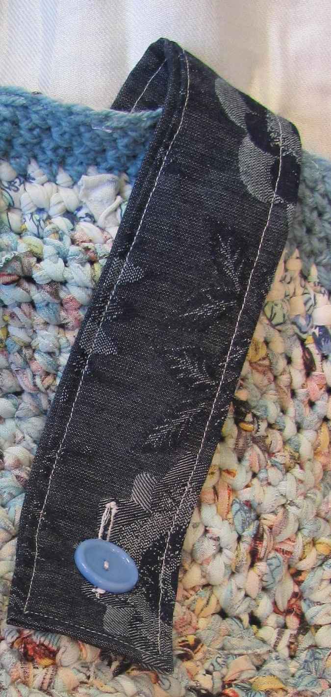 large image of art item: bag &ndash; button blue crochet disc