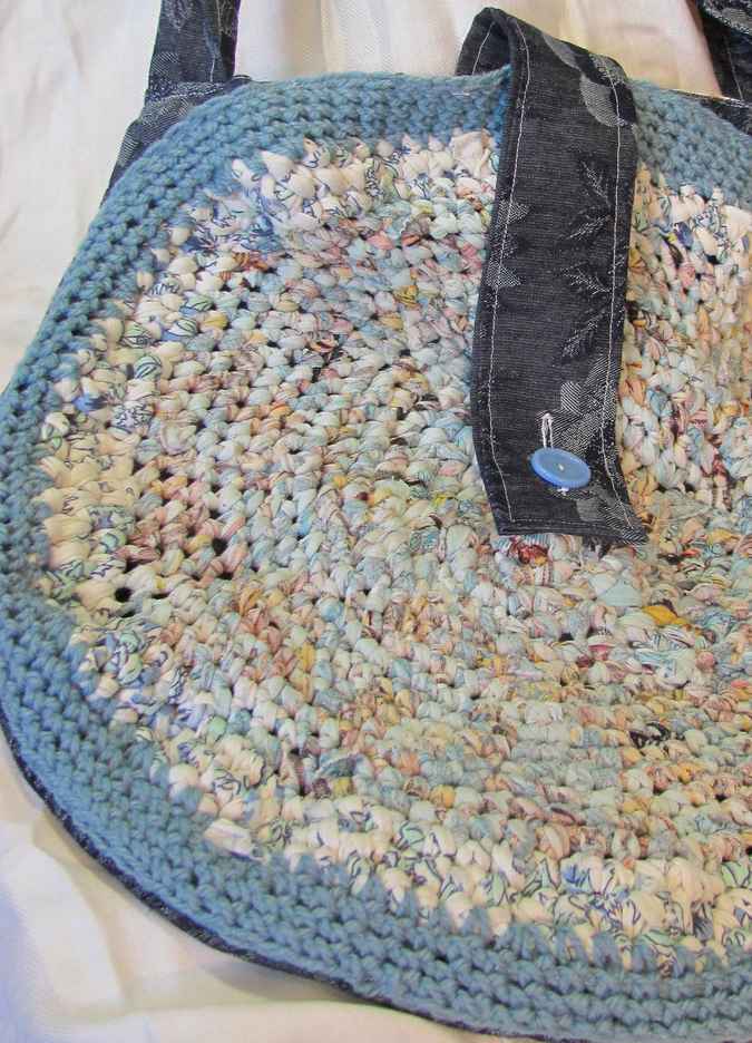 large image of art item: bag &ndash; button blue crochet disc