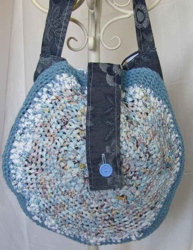 large image of art item: bag &ndash; button blue crochet disc