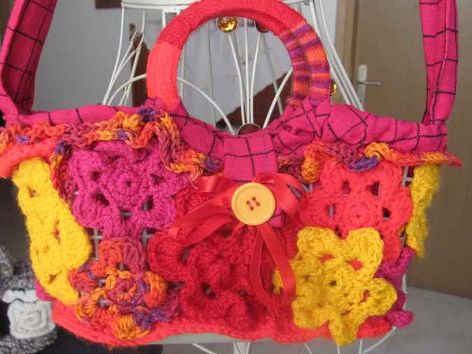 large image of art item: bag &ndash; checkered pink crochet flowers red yellow