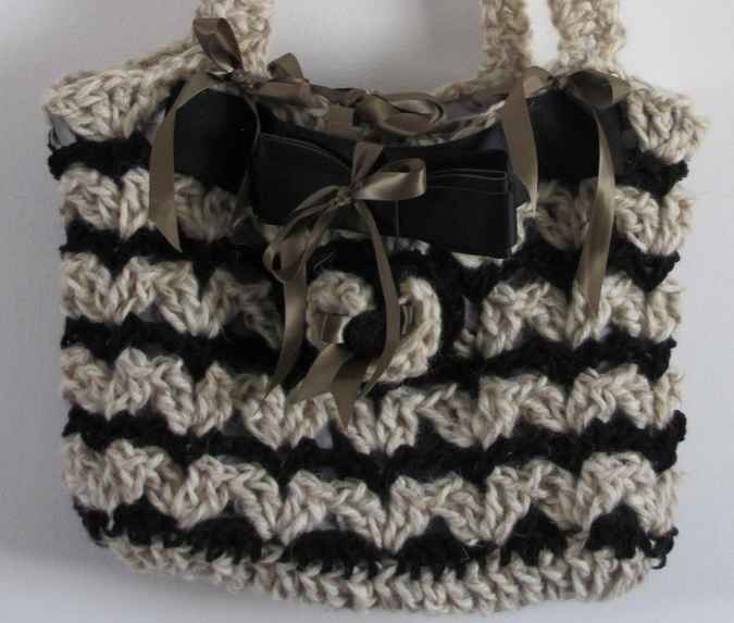 large image of art item: bag &ndash; crochet black and white
