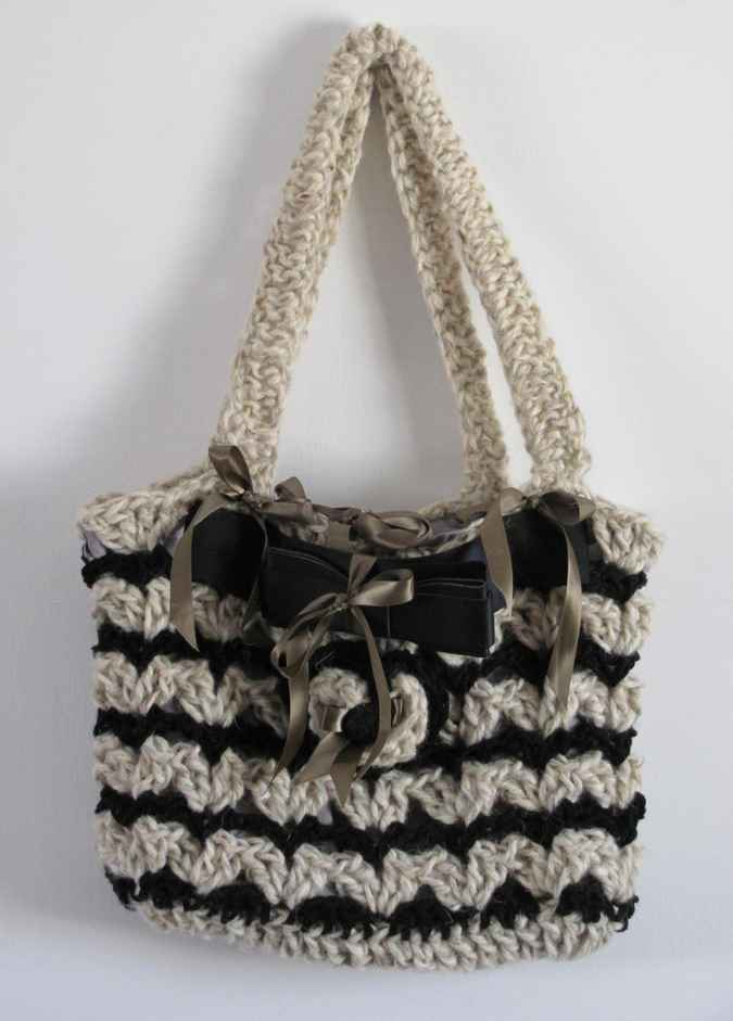 large image of art item: bag &ndash; crochet black and white