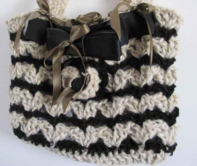 large image of art item: bag &ndash; crochet black and white
