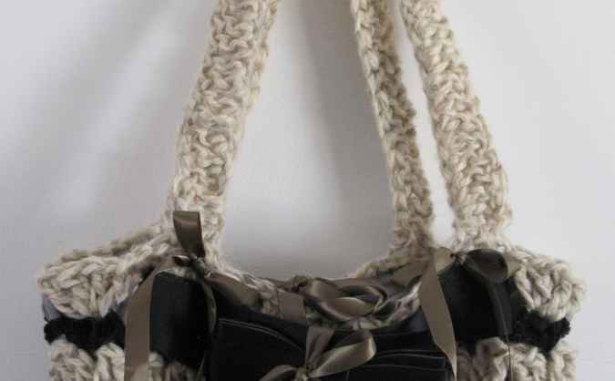 large image of art item: bag &ndash; crochet black and white