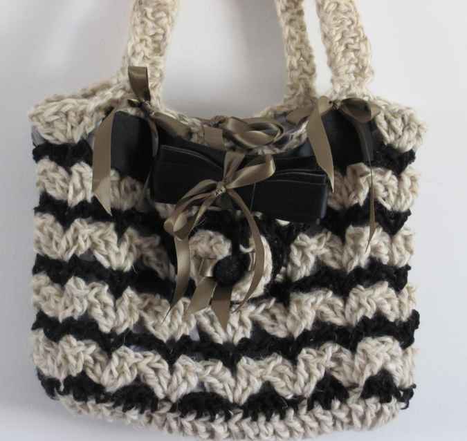 large image of art item: bag &ndash; crochet black and white
