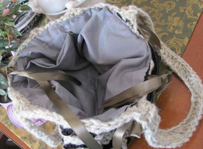 large image of art item: bag &ndash; crochet black and white