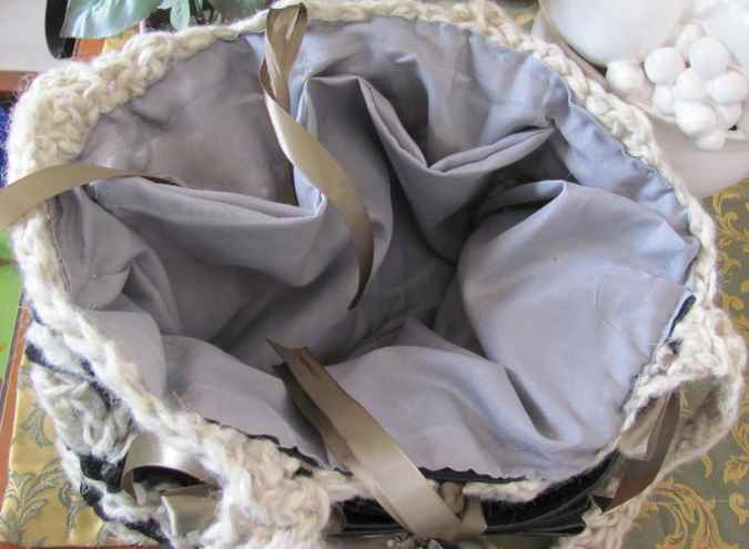 large image of art item: bag &ndash; crochet black and white