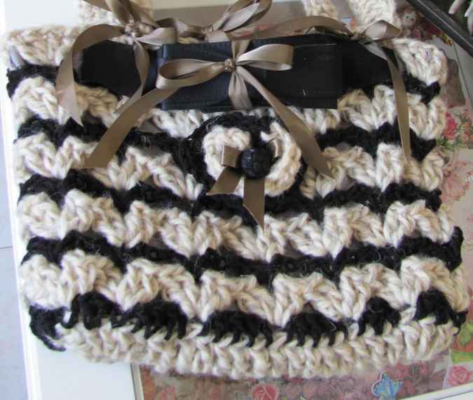 large image of art item: bag &ndash; crochet black and white