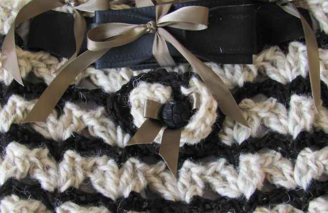 large image of art item: bag &ndash; crochet black and white