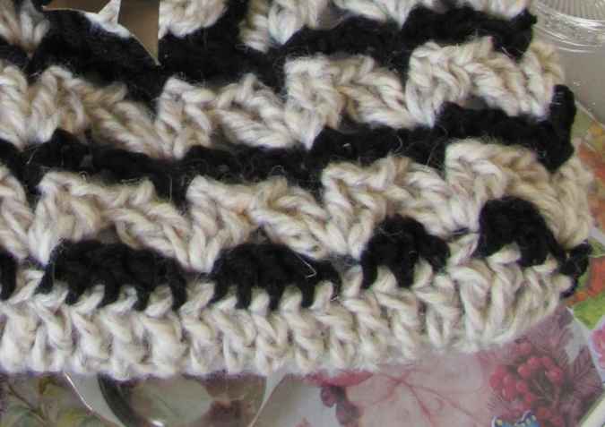 large image of art item: bag &ndash; crochet black and white