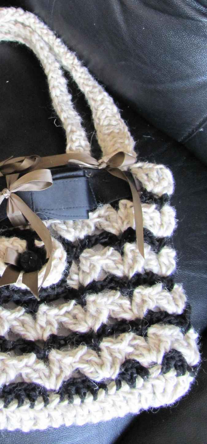 large image of art item: bag &ndash; crochet black and white