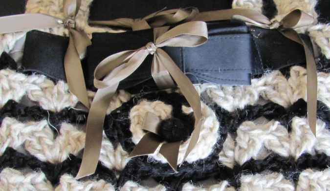 large image of art item: bag &ndash; crochet black and white