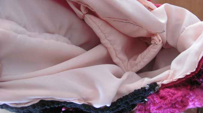 large image of art item: bag &ndash; crochet black with red roses