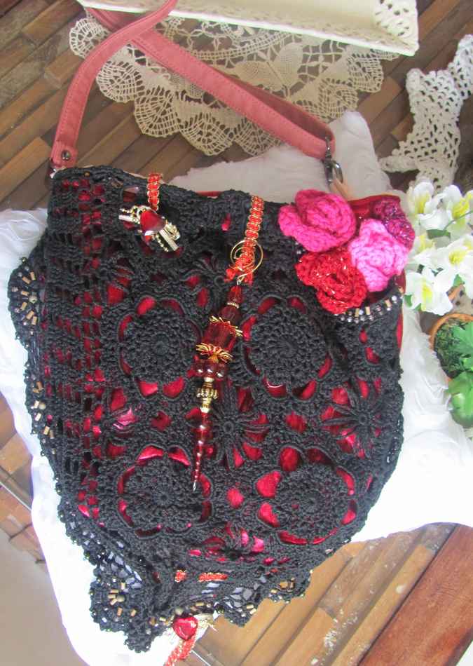large image of art item: bag &ndash; crochet black with red roses