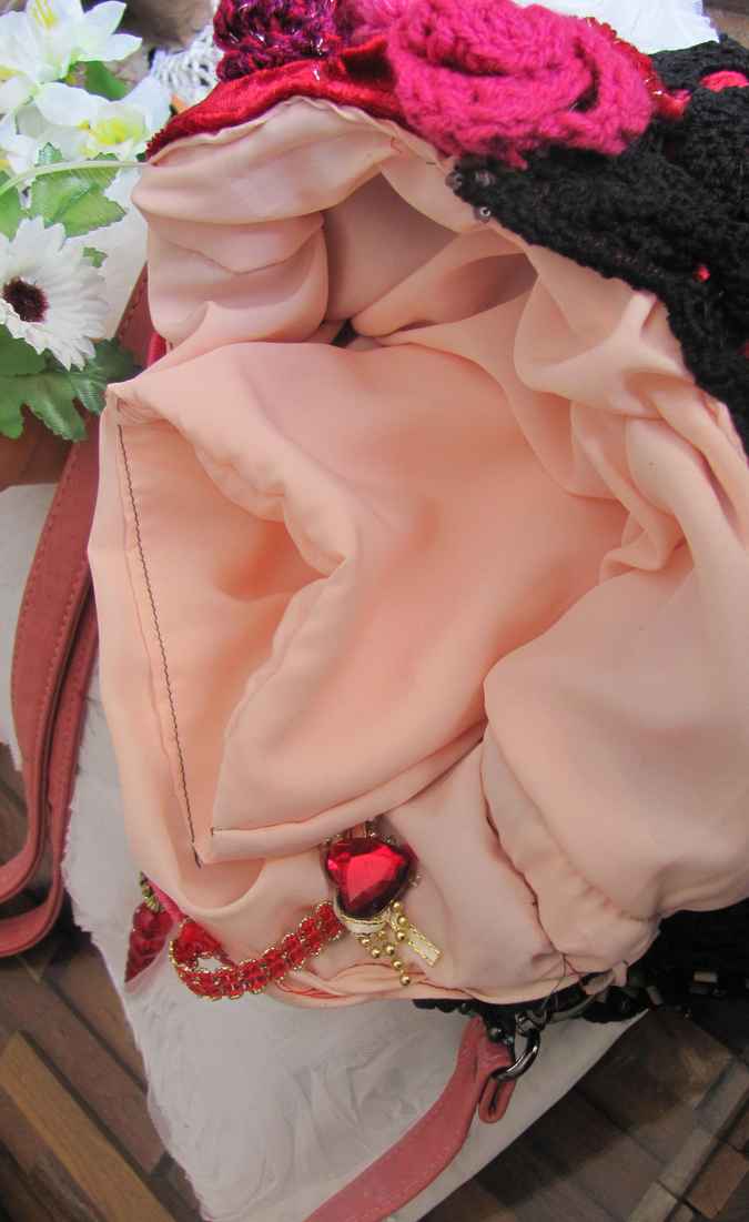 large image of art item: bag &ndash; crochet black with red roses