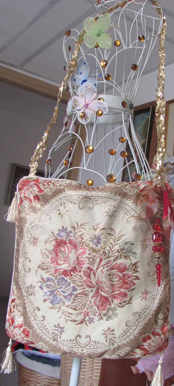 large image of art item: bag &ndash; embroidery flowers red blue