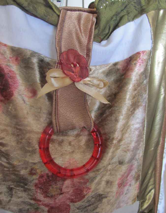 large image of art item: bag &ndash; gold red flower red ring