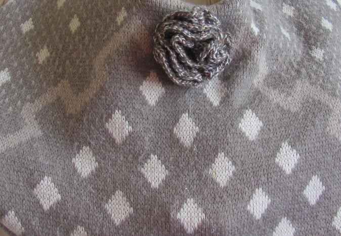 large image of art item: bag &ndash; gray diamonds white crochet flower