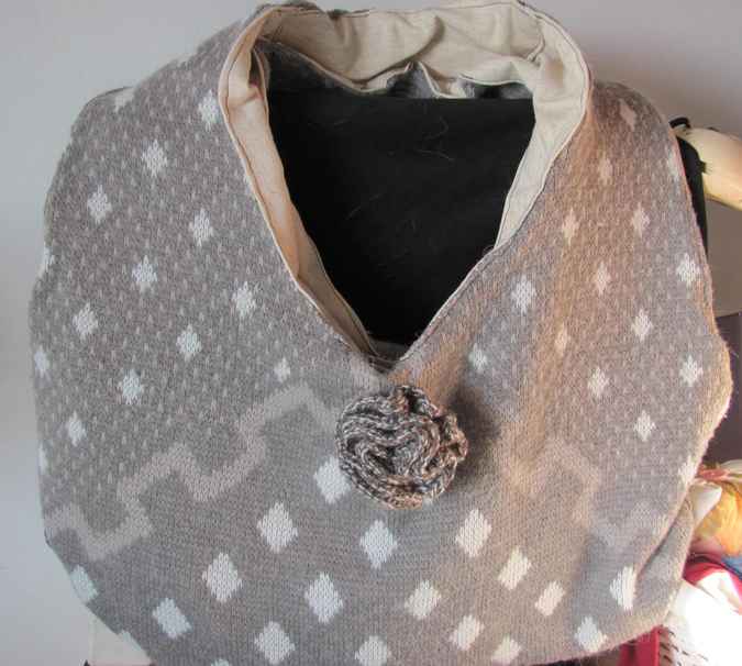 large image of art item: bag &ndash; gray diamonds white crochet flower
