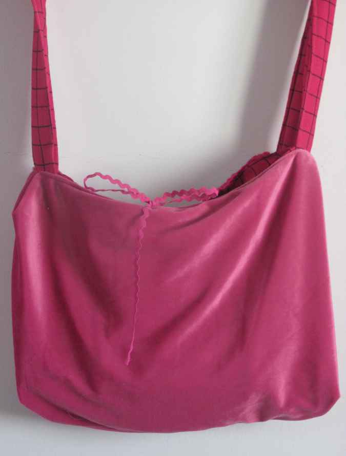 large image of art item: bag &ndash; pink with crochet