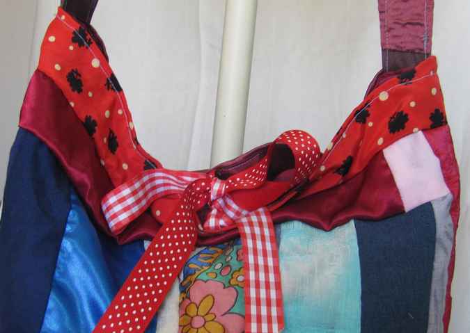 large image of art item: bag &ndash; quiltwork red blue with red ribbons