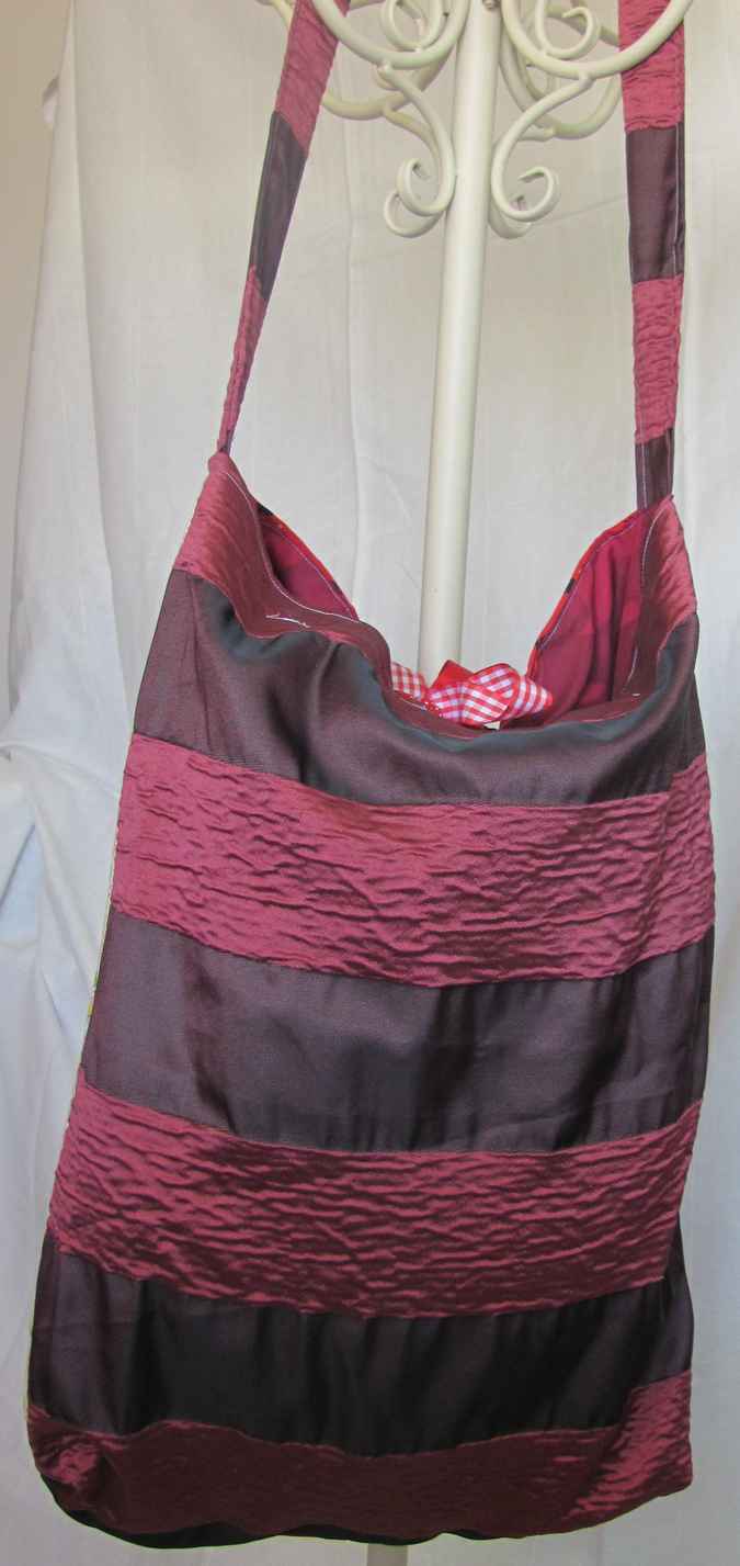 large image of art item: bag &ndash; quiltwork red blue with red ribbons