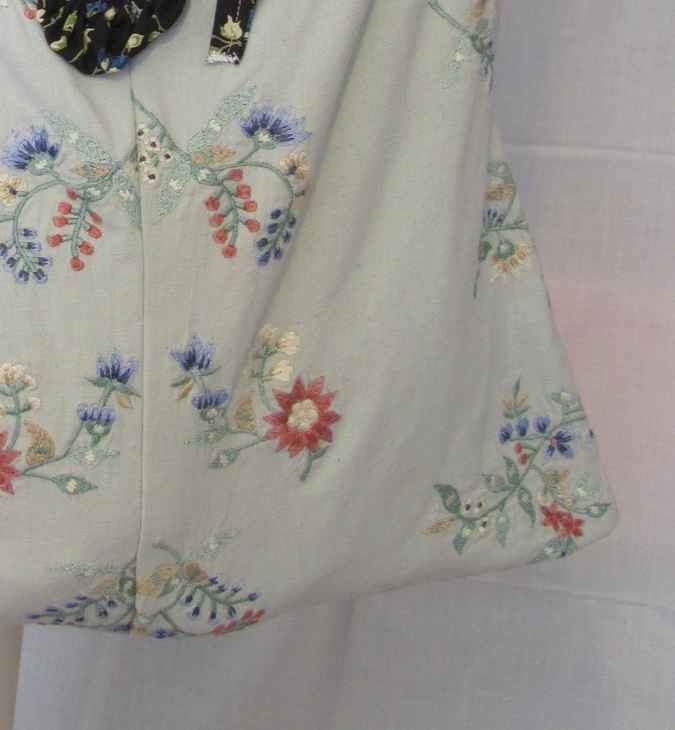 large image of art item: bag &ndash; white flower needlework