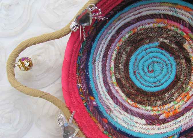 large image of art item: basket &ndash; cyan center pink perimeter diamond hearts