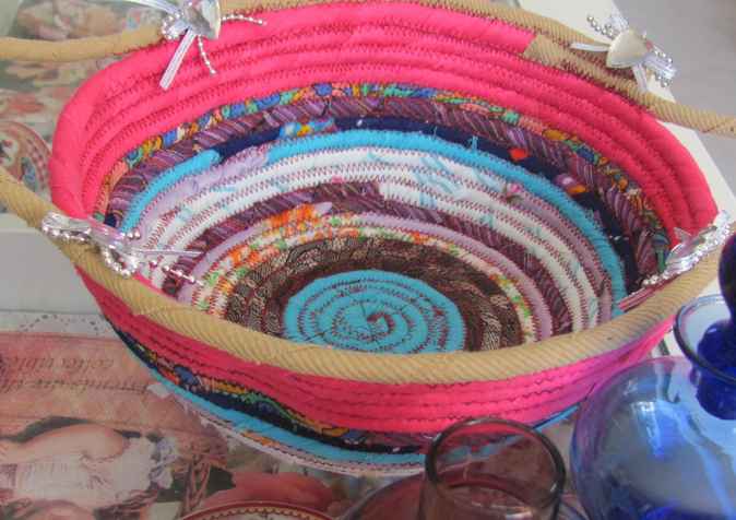 large image of art item: basket &ndash; cyan center pink perimeter diamond hearts