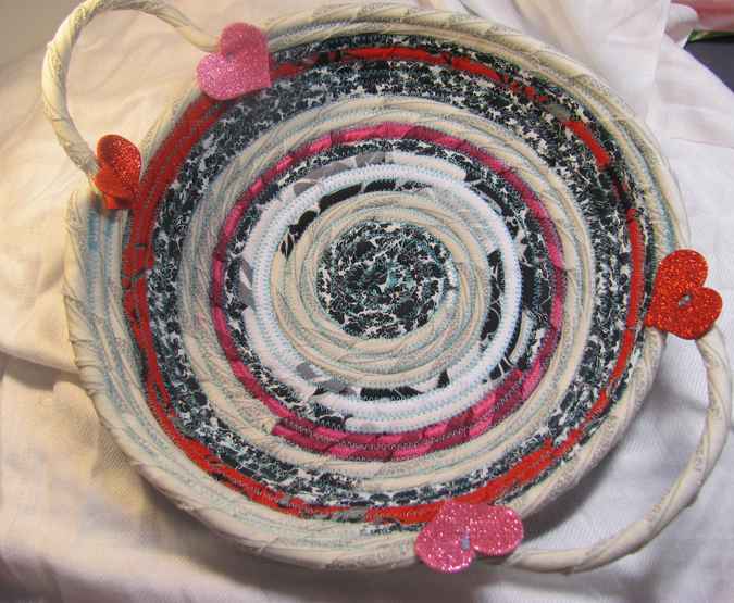 large image of art item: basket &ndash; hearts red white