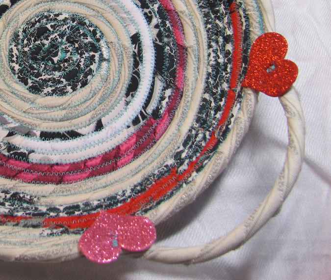 large image of art item: basket &ndash; hearts red white