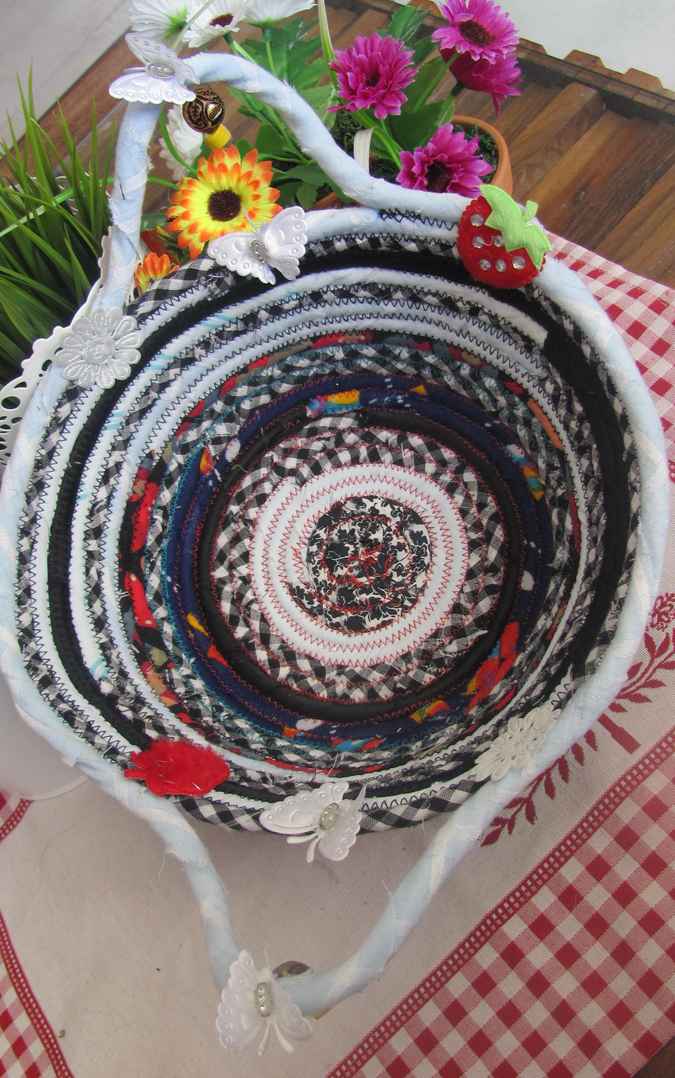 large image of art item: basket &ndash; strawberry white checkered