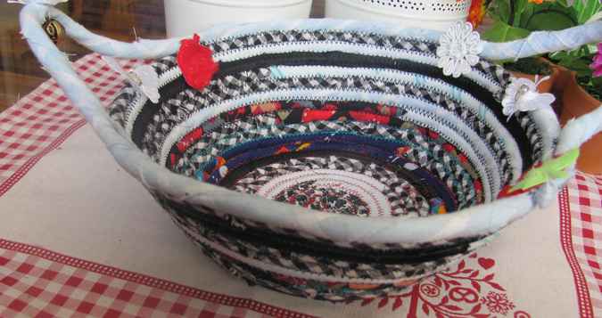 large image of art item: basket &ndash; strawberry white checkered